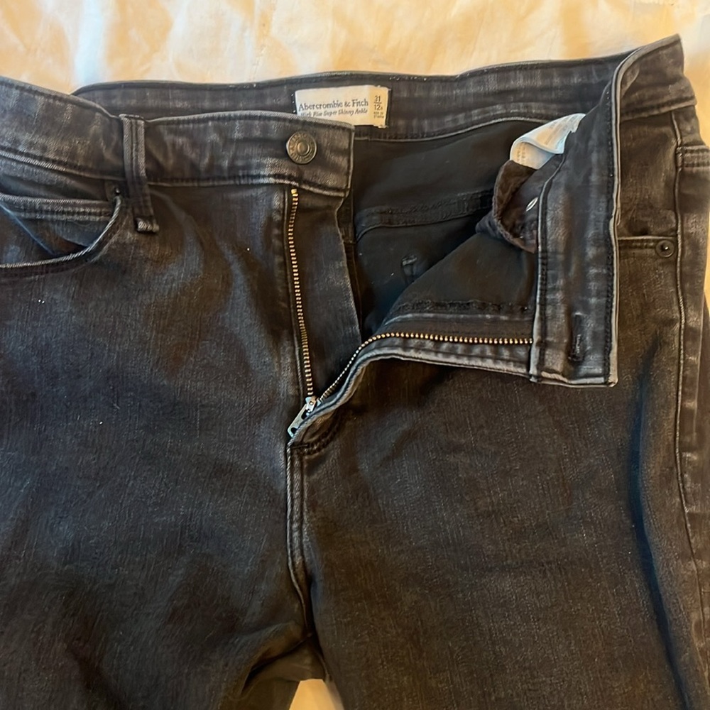 Distressed Jeans - Picture 5 of 6
